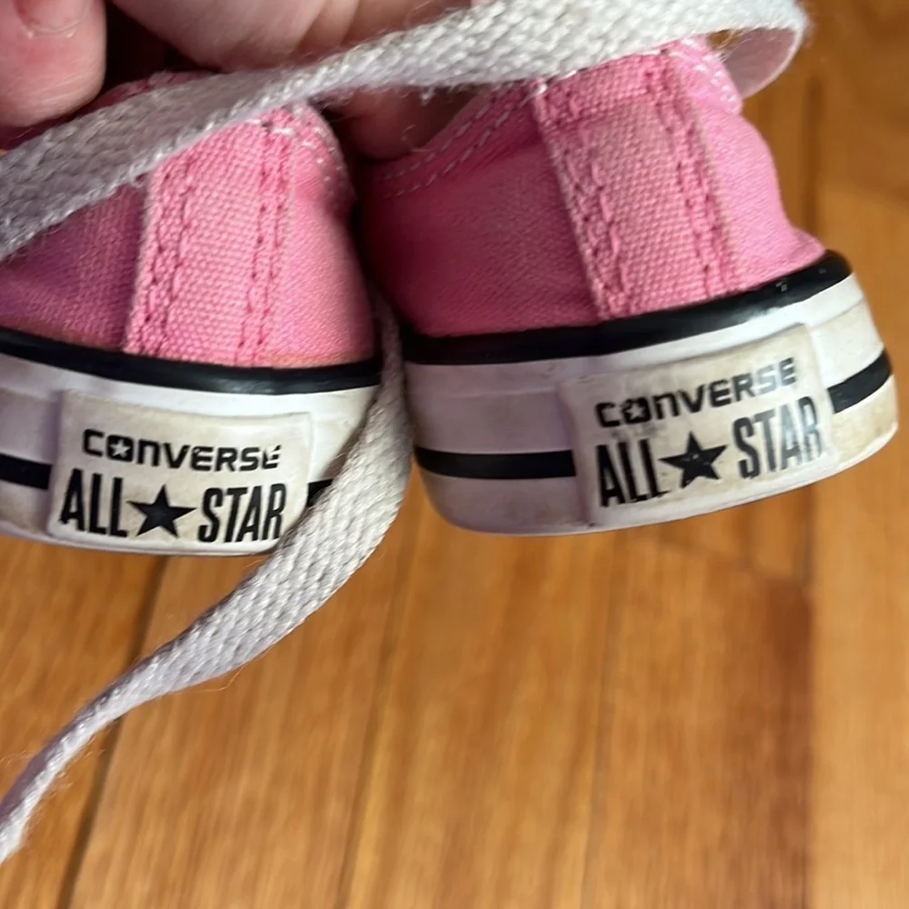 Converse pink